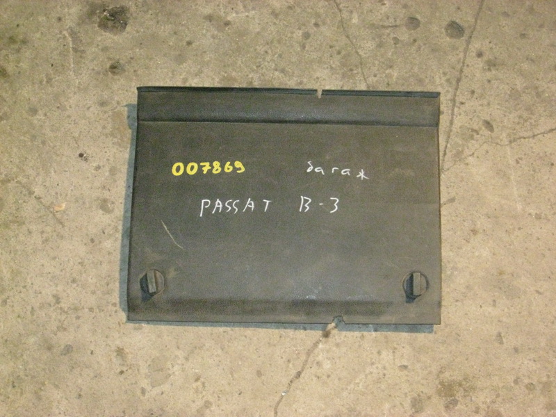 Обшивка багажника левая Passat B3
